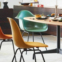 Eames Fiberglass Chair DAX Zwart
