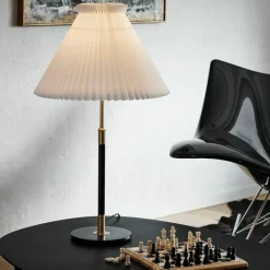 Masterpieces Model 352 Tafellamp
