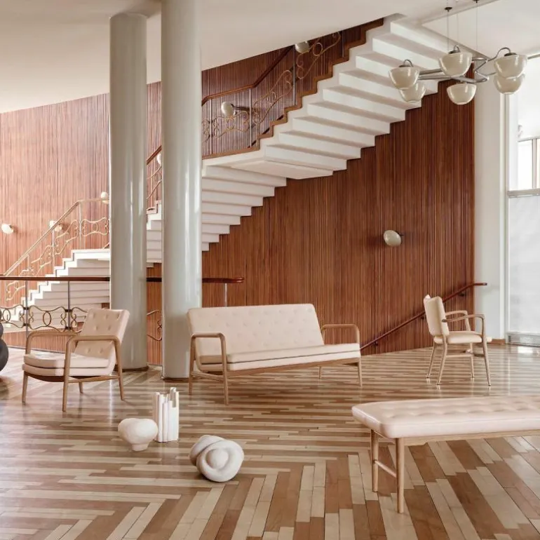 VLA75 Foyer Bank